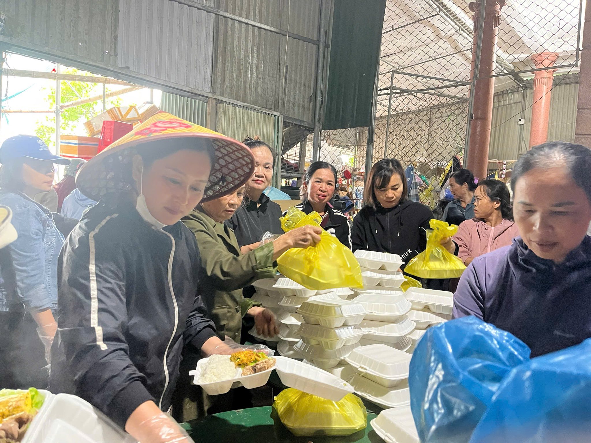 MẶT TRẬN VÀ CÁC ĐOÀN THỂ CÙNG NHÂN DÂN HỖ TRỢ BÀ CON VÙNG LŨ