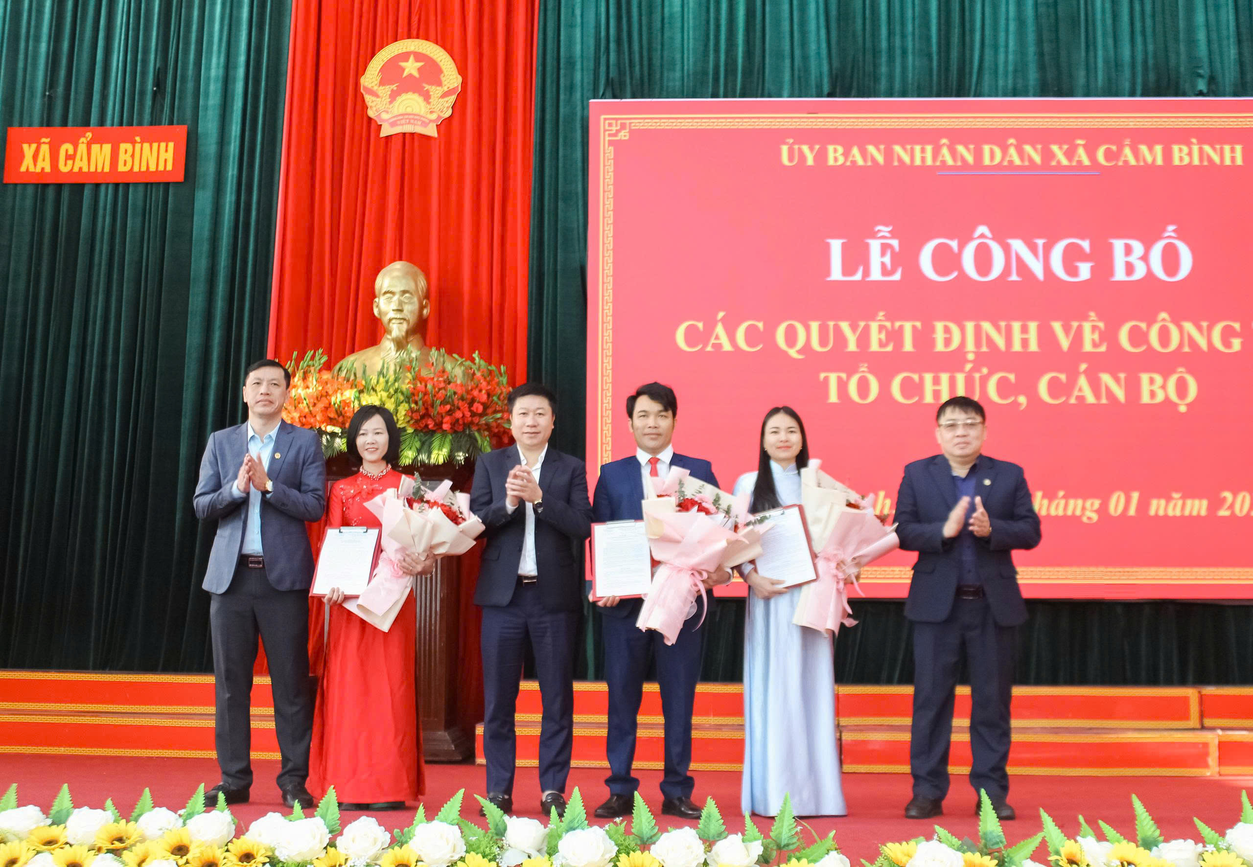 CẨM BÌNH TỔ CHỨC LỄ CÔNG BỐ CÁC QUYẾT ĐỊNH VỀ CÔNG TÁC CÁN BỘ VÀ THÀNH LẬP TRẠM Y TẾ XÃ