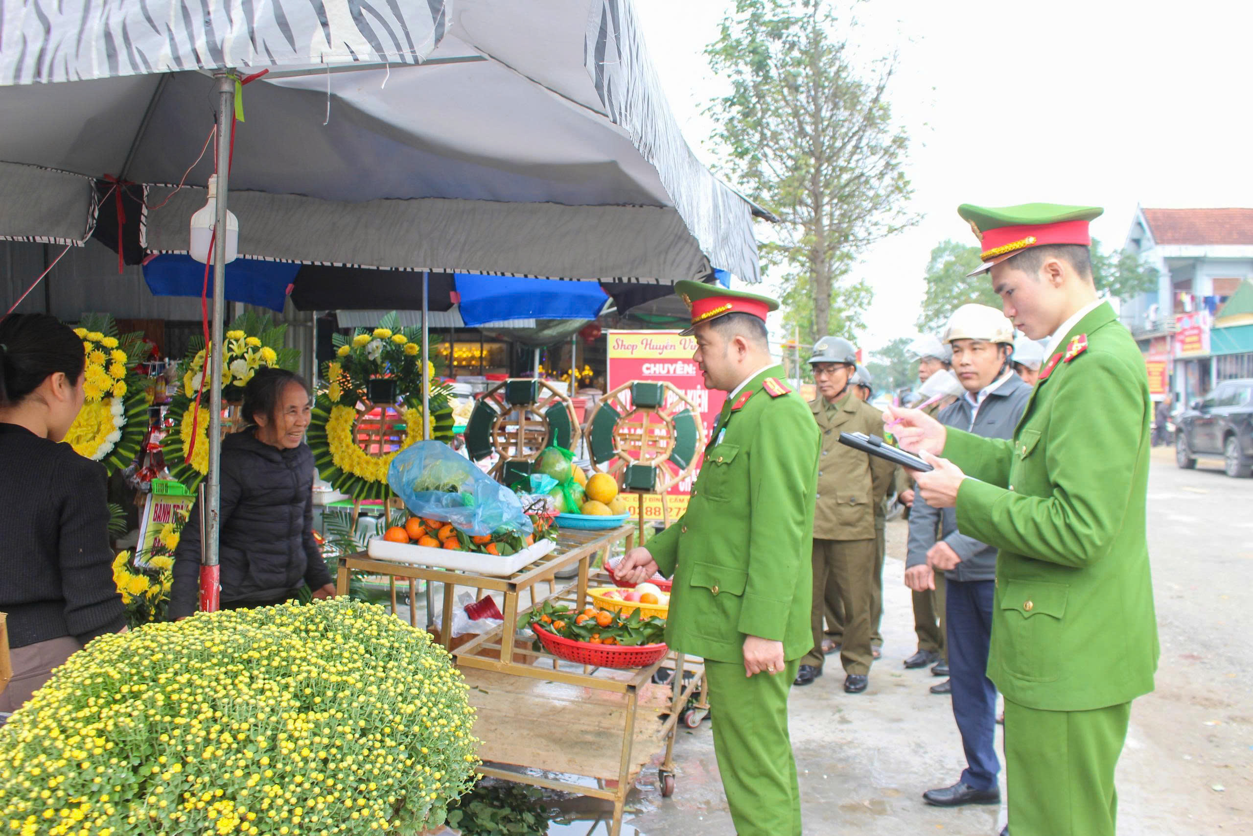 XÃ CẨM BÌNH PHÁT ĐỘNG RA QUÂN LẬP LẠI TRẬT TỰ AN TOÀN GIAO THÔNG, TRẬT TỰ ĐÔ THỊ VÀ TRẬT TỰ XÂY DỰNG