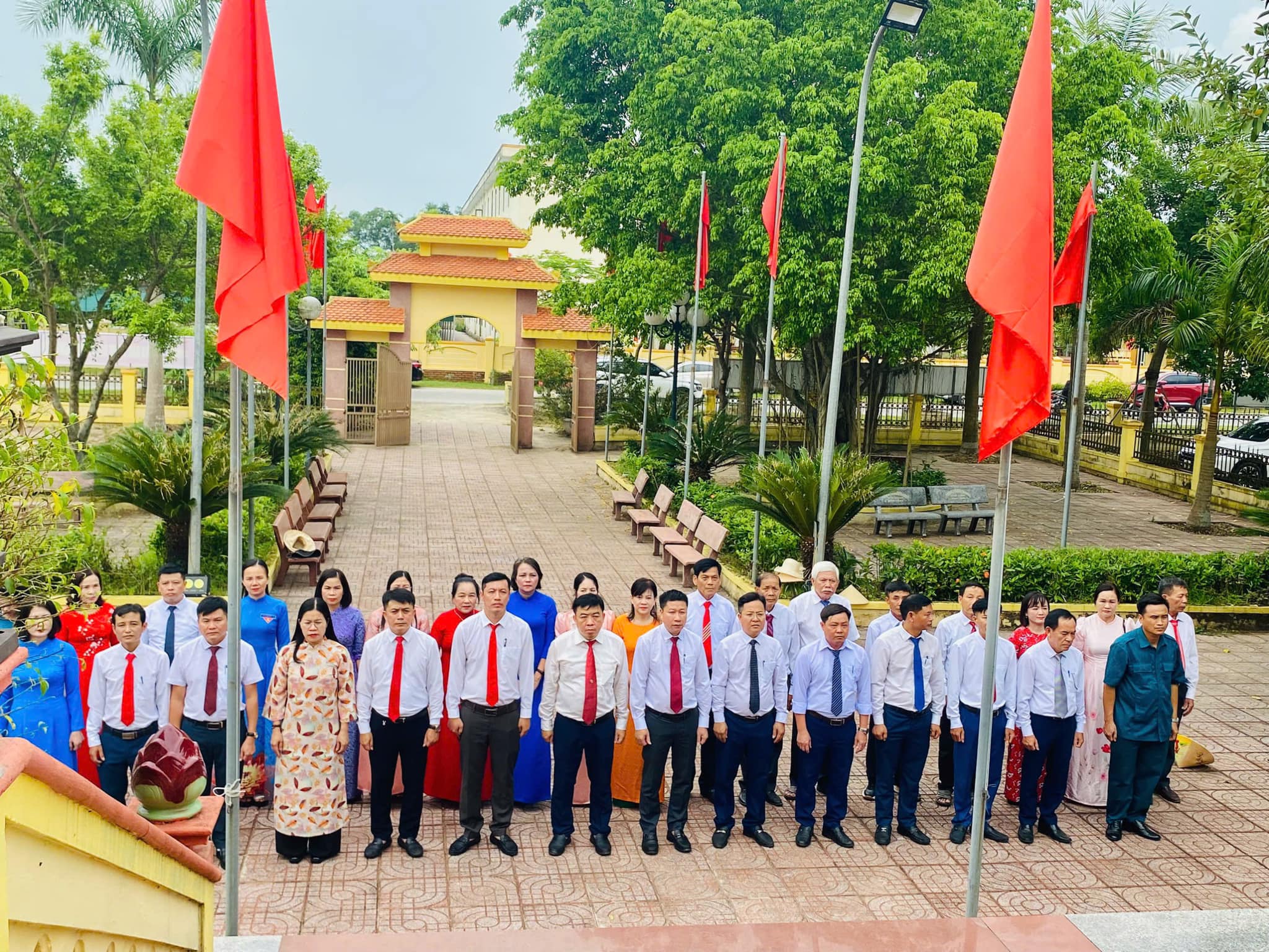 LỄ DÂNG HƯƠNG TẠI CÁC ĐÀI TƯỞNG NIỆM LIỆT SĨ TRƯỚC THỀM ĐẠI HỘI ĐẢNG BỘ XÃ