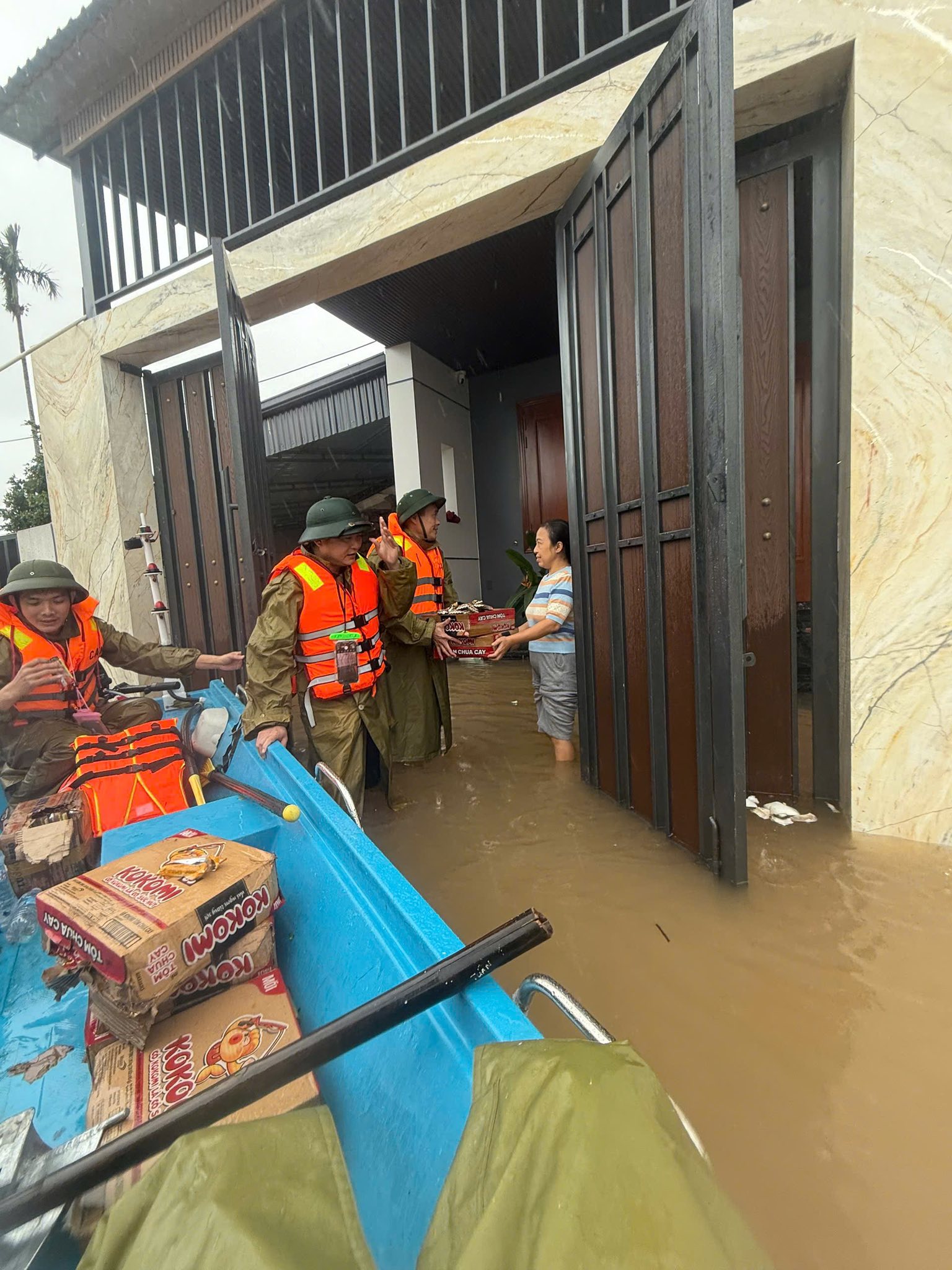 LÃNH ĐẠO XÃ CẨM BÌNH TIẾP TỤC ĐỘNG VIÊN THĂM HỎI CÁC HỘ GIA ĐÌNH TẠI CÁC VÙNG BỊ NGẬP LỤT TRÊN ĐỊA BÀ XÃ