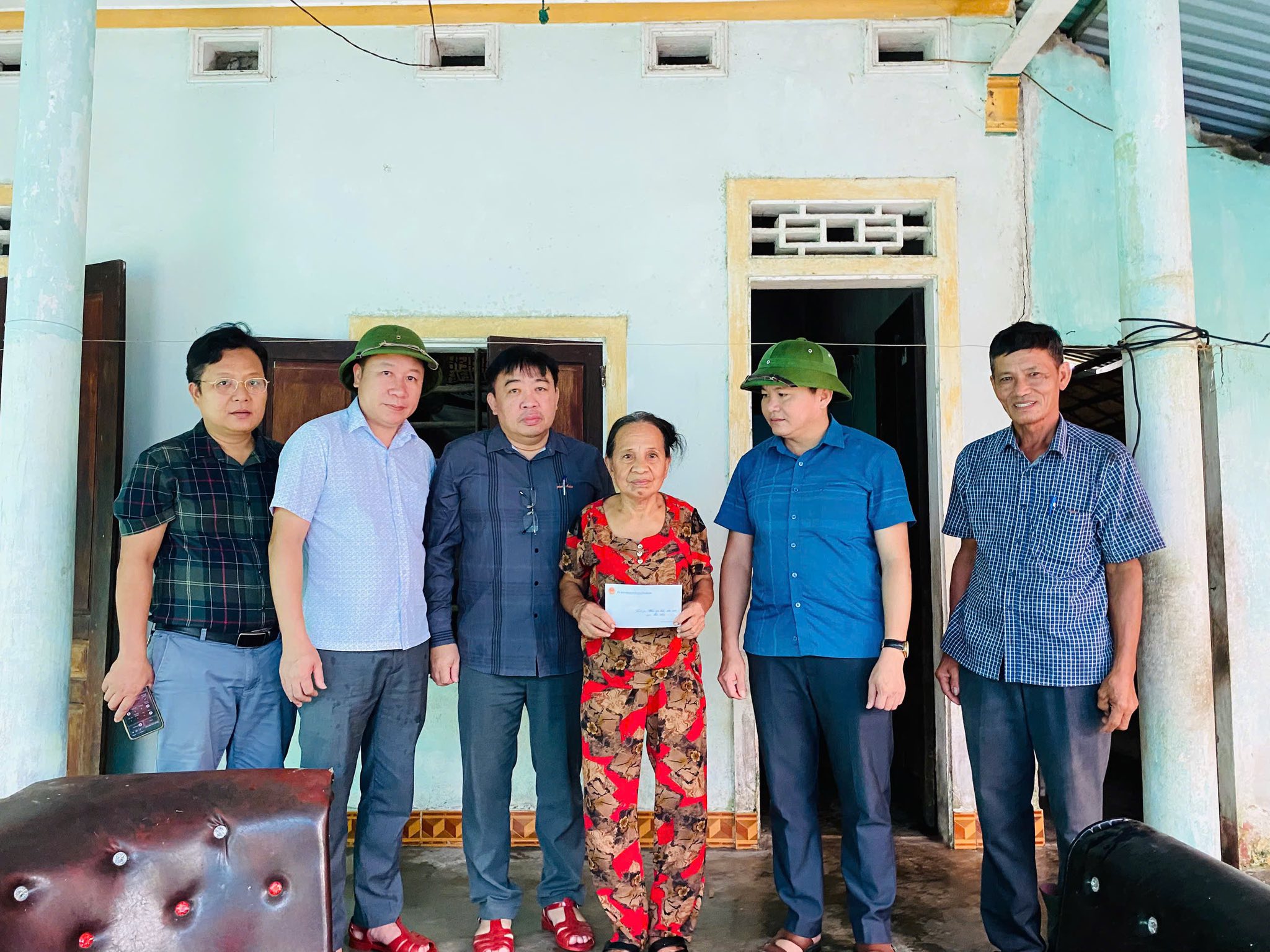 LÃNH ĐẠO XÃ CẨM BÌNH, THĂM HỎI, ĐỘNG VIÊN NHÂN DÂN KHẮC PHỤC SAU BÃO SỐ 10