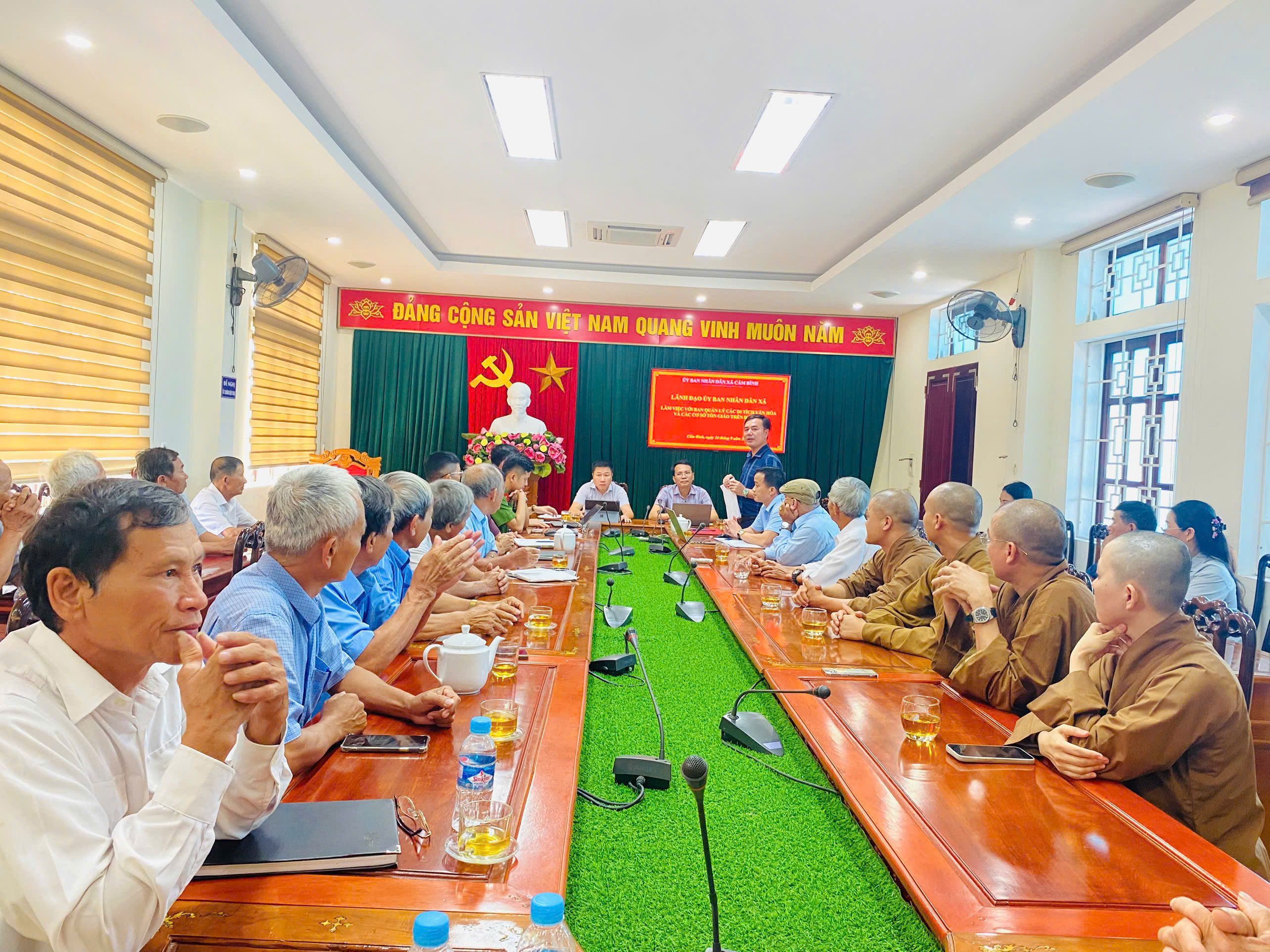 Thực hiện Chương trình công tác tháng 9 năm 2025, Chiều ngày 24/9/2025 Ủy ban nhân dân xã Cẩm Bình tổ chức buổi làm việc với Ban quản lý các Di tích văn hóa và các cơ sở Tôn giáo trên địa bàn xã. 