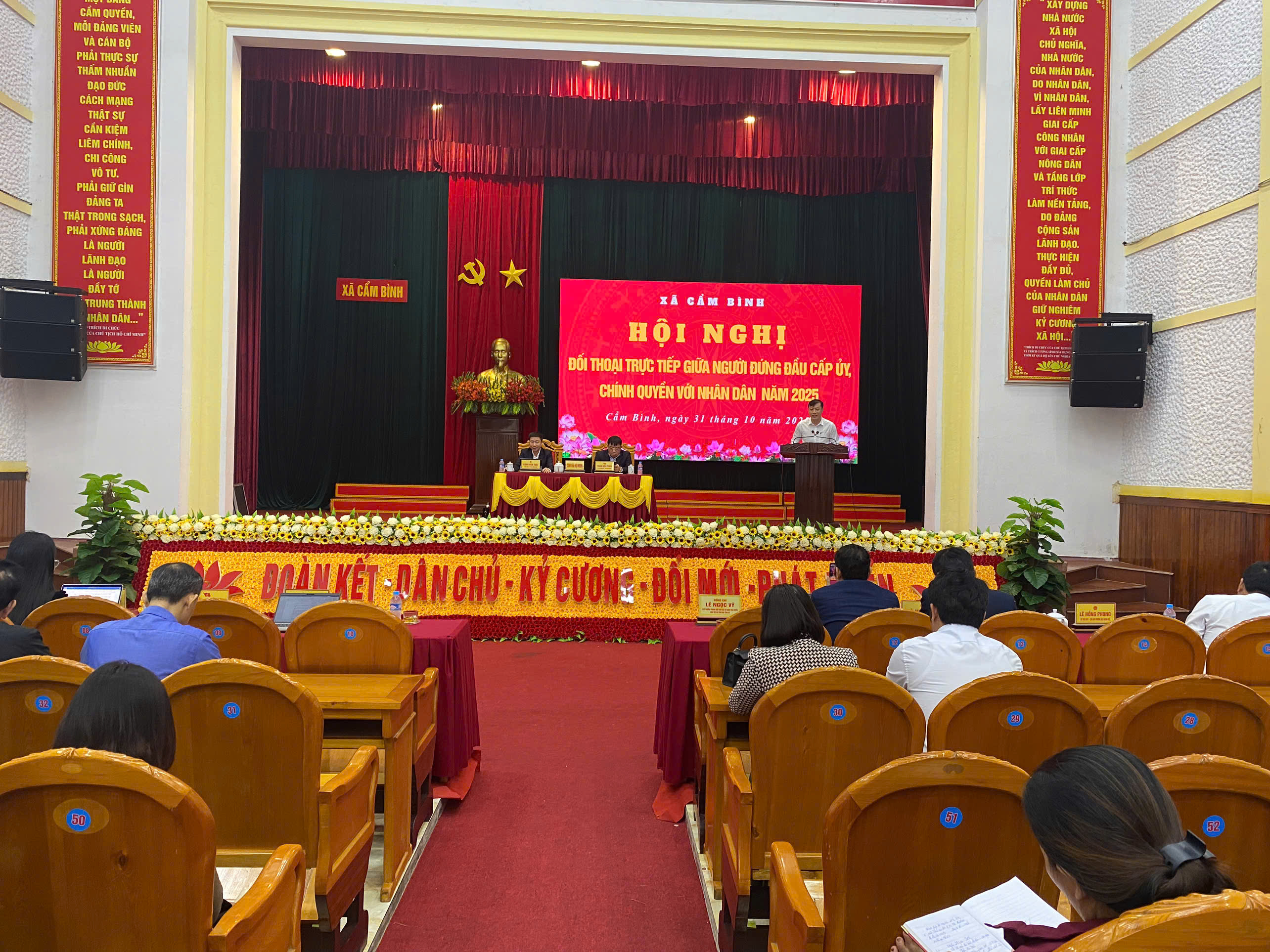 XÃ CẨM BÌNH TỔ CHỨC HỘI NGHỊ ĐỐI THOẠI GIỮA NGƯỜI ĐỨNG ĐẦU CẤP ỦY, CHÍNH QUYỀN VỚI NHÂN DÂN NĂM 2025