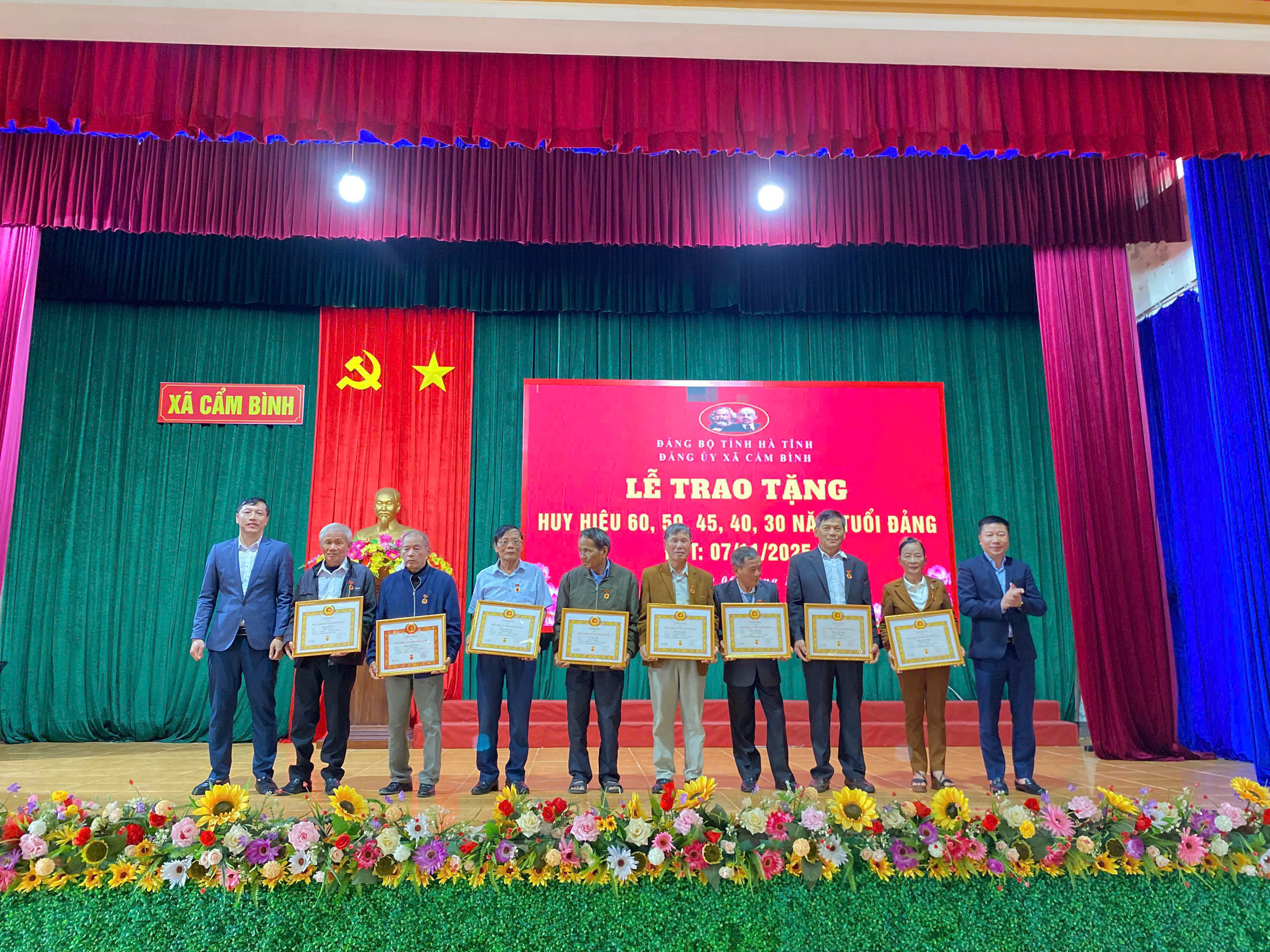 ĐẢNG ỦY XÃ CẨM BÌNH TỔ CHỨC LỄ TRAO TẶNG HUY HIỆU ĐẢNG ĐỢT 07/11/2025