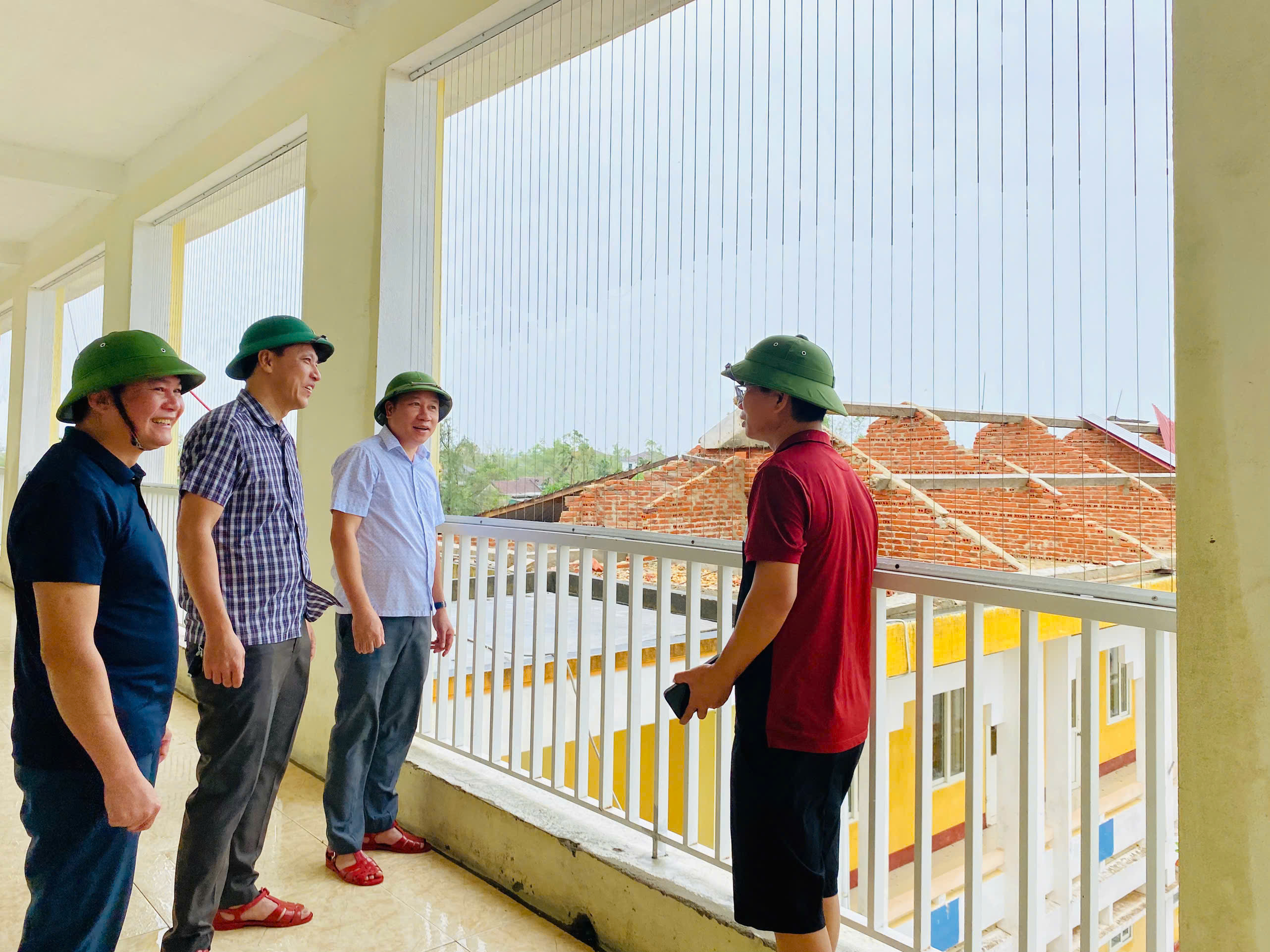 LÃNH ĐẠO UBND XÃ ĐỘNG VIÊN, HƯỚNG DẪN KHẮC PHỤC SAU BÃO SỐ 10