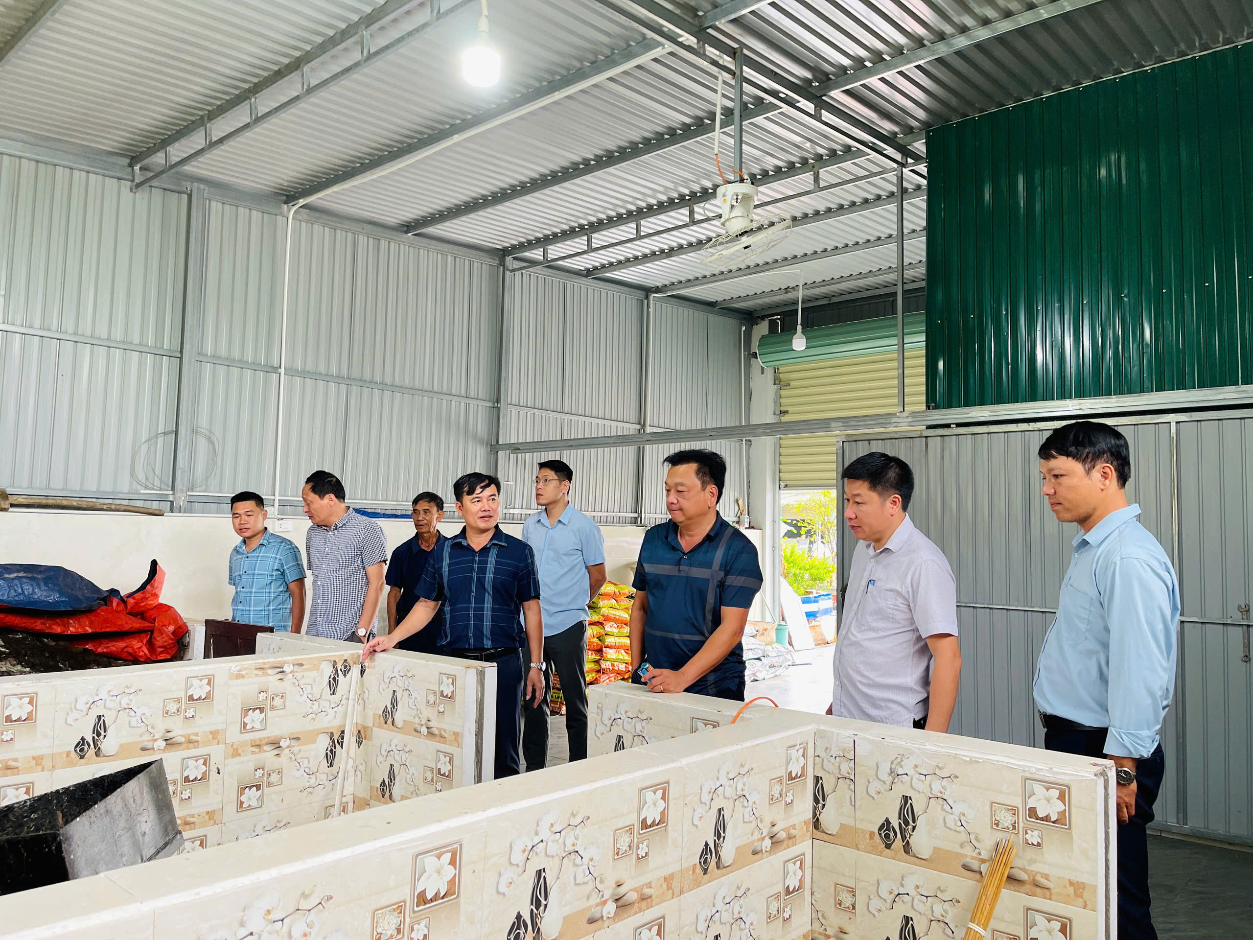 TIẾP ĐOÀN CÔNG TÁC XÃ KỲ XUÂN THAM QUAN MÔ HÌNH XỬ LÝ RÁC HỮU CƠ TẬP TRUNG BẰNG CHẾ PHẨM VI SINH TẠI XÃ CẨM BÌNH  