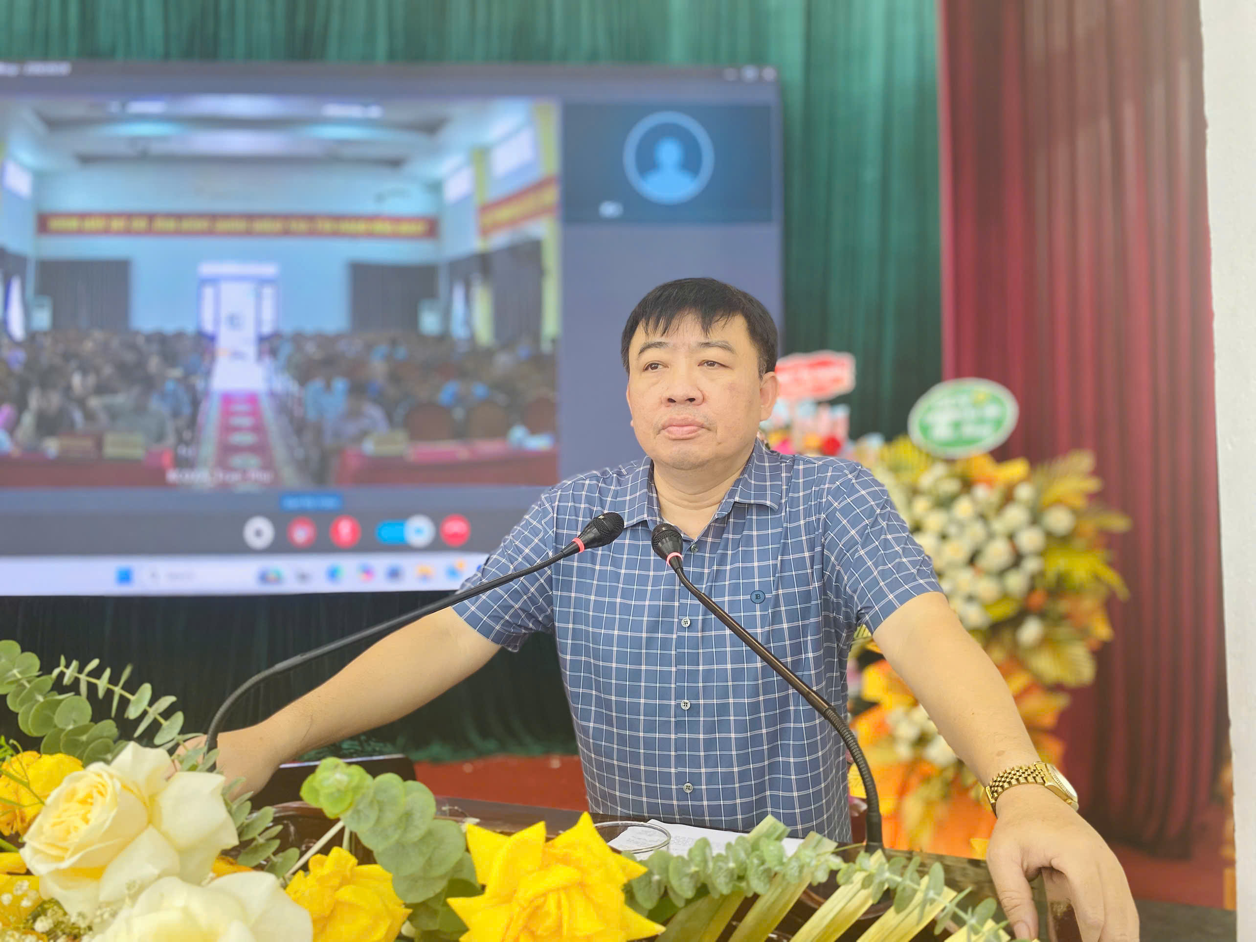 UBND XÃ CẨM BÌNH HỌP TRIỂN KHAI CÔNG TÁC ỨNG PHÓ VỚI BÃO SỐ 10 BUALOI.
