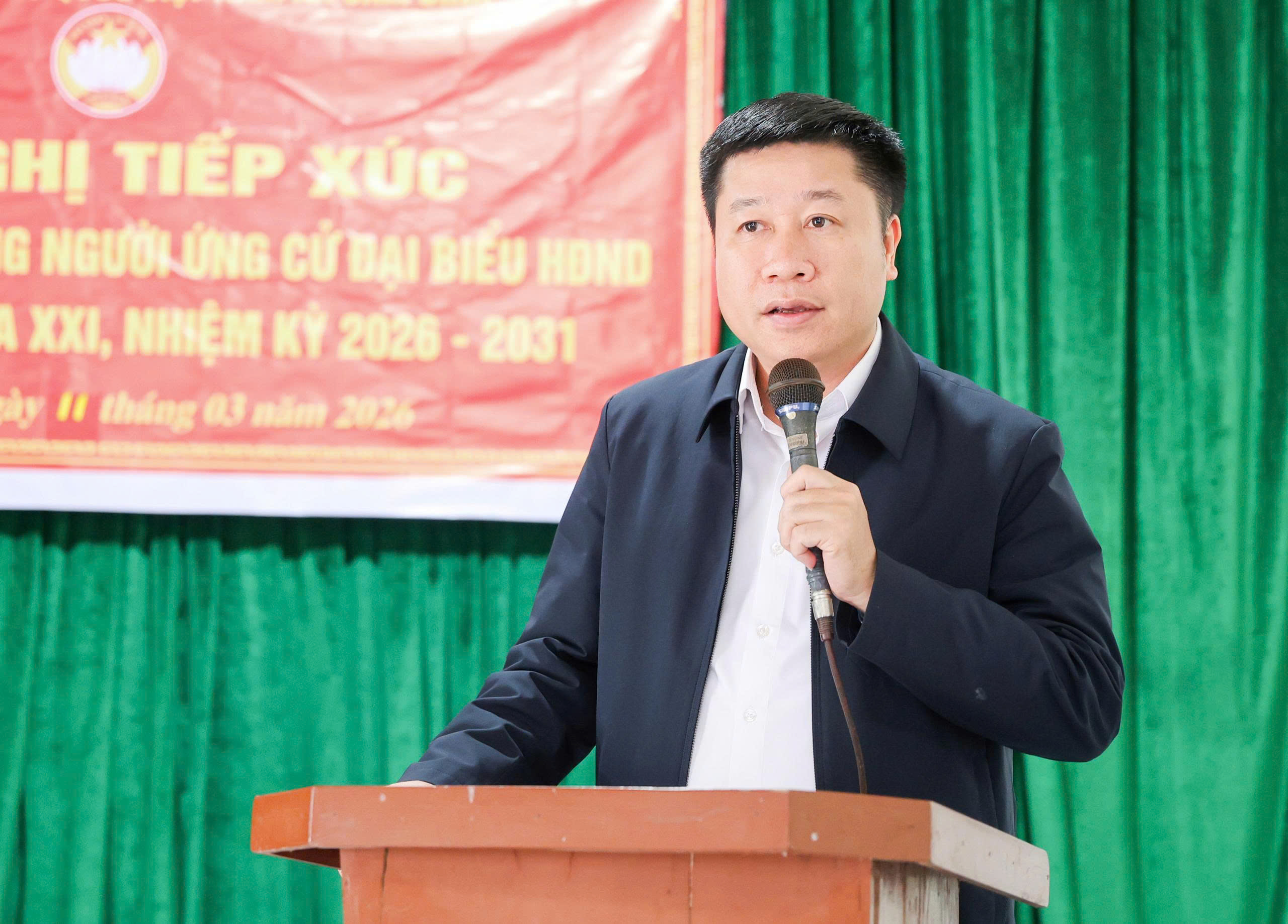 CHỦ TỊCH UBND XÃ CẨM BÌNH ĐẶNG VĂN THÁI VÀ CÁC ỨNG CỬ VIÊN ĐẠI BIỂU HĐND XÃ TIẾP XÚC VỚI CỬ TRI THÔN BÌNH VINH