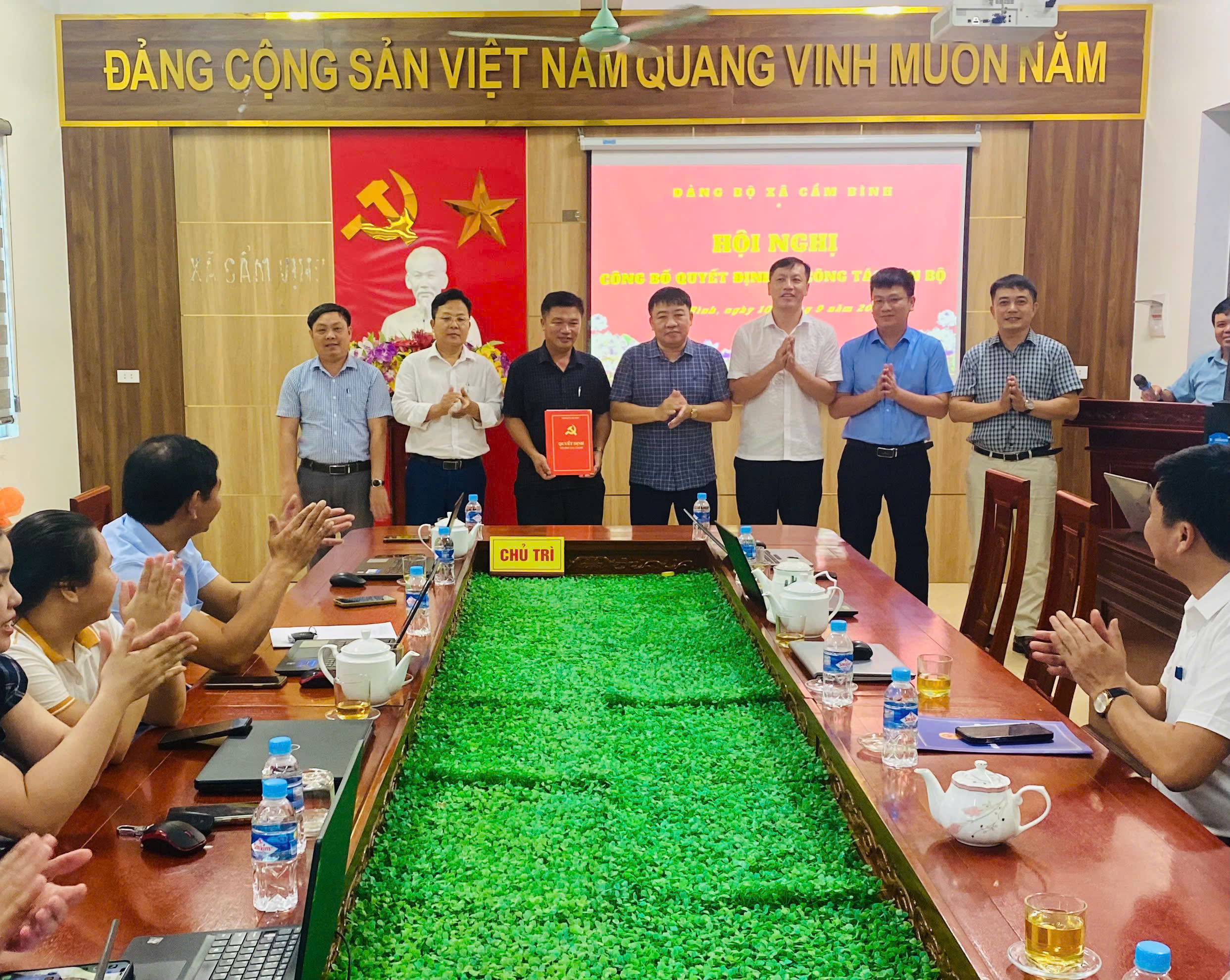 ĐẢNG ỦY XÃ CẨM BÌNH CÔNG BỐ QUYẾT ĐỊNH VỀ CÔNG TÁC CÁN BỘ