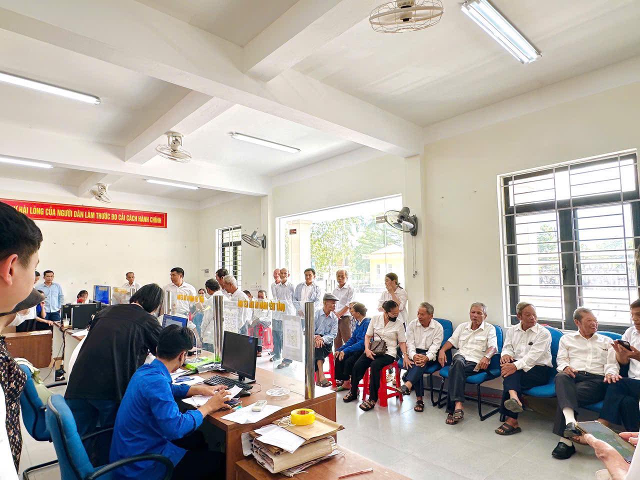 ĐỔI THẺ ĐẢNG VIÊN GẮN CHIP TRÊN NỀN TẢNG CƠ SỞ DỮ LIỆU QUỐC GIA VỀ DÂN CƯ VÀO NGÀY CUỐI TUẦN ✨