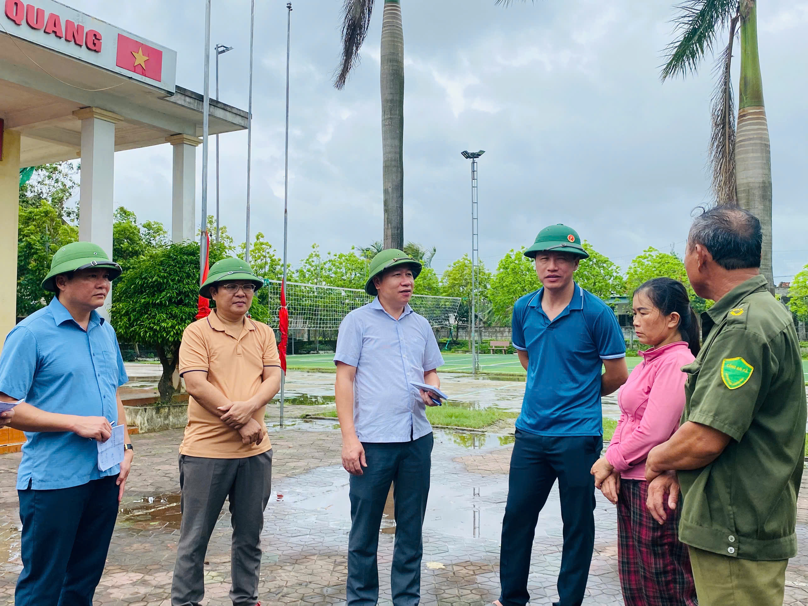 LÃNH ĐẠO XÃ CẨM BÌNH KIỂM TRA ỨNG PHÓ VỚI CƠN BÃO SỐ 10