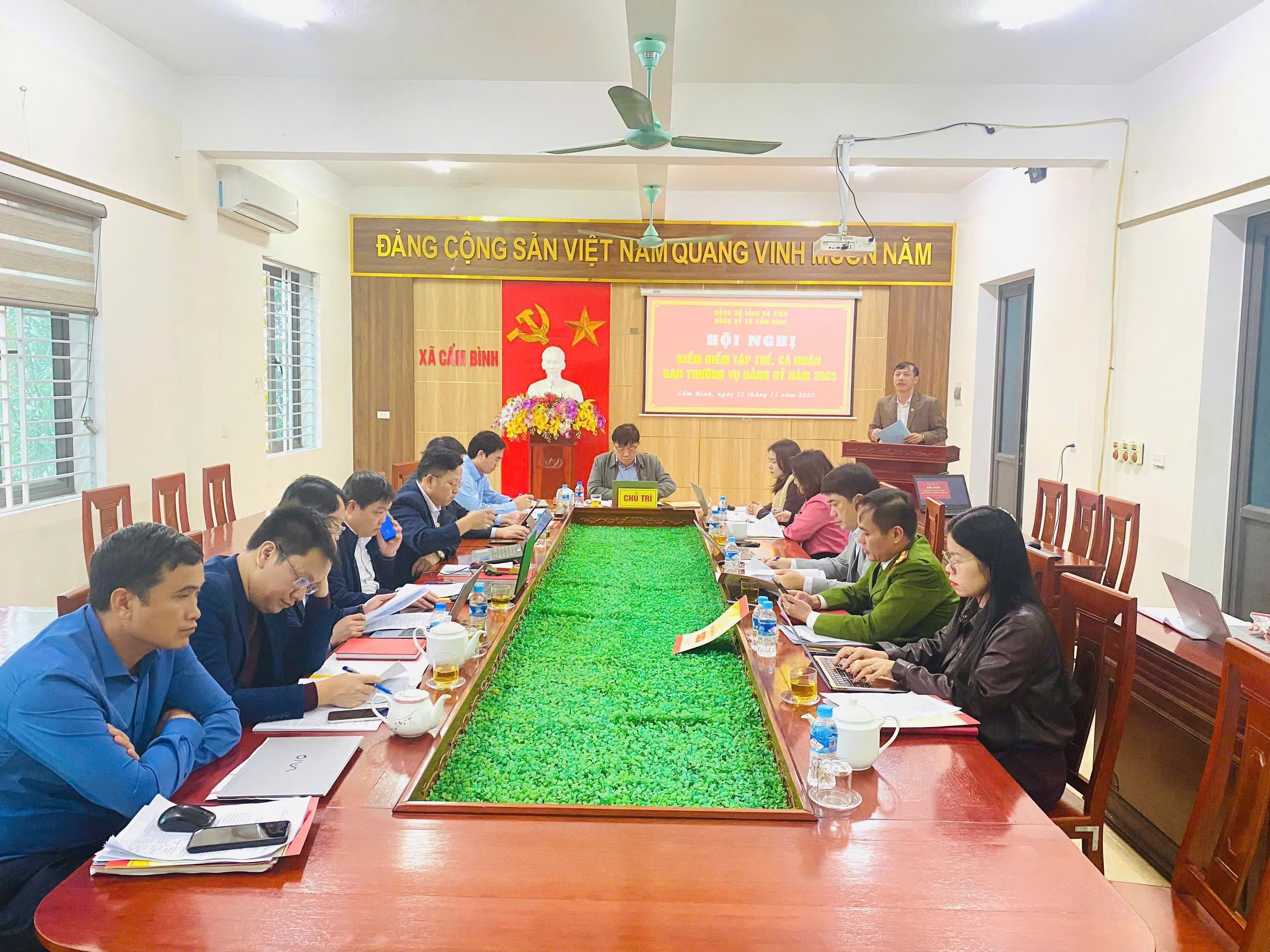 ĐẢNG ỦY XÃ CẨM BÌNH TỔ CHỨC HỘI NGHỊ KIỂM ĐIỂM TẬP THỂ VÀ CÁ NHÂN BAN THƯỜNG VỤ ĐẢNG ỦY NĂM 2025