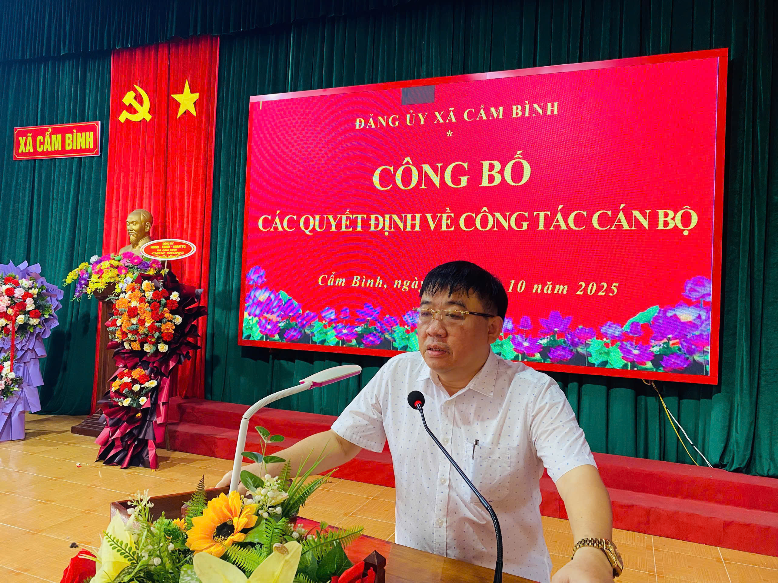 ĐẢNG ỦY XÃ CẨM BÌNH TỔ CHỨC LỄ CÔNG BỐ VÀ TRAO QUYẾT ĐỊNH CÁN BỘ