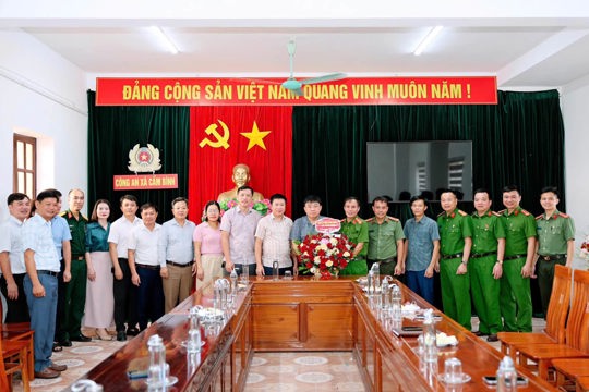 Lãnh đạo xã Cẩm Bình Chúc mừng Công an xã Nhân kỷ niệm 81 năm ngày Truyền thống công an nhân dân 