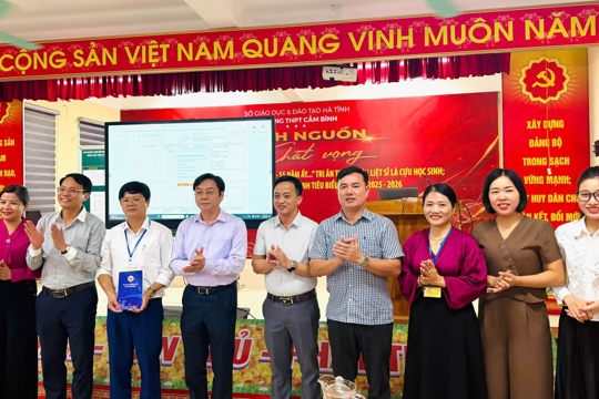 Ban chỉ đạo kỳ thi tốt nghiệp THPT năm 2026 đến thăm, động viên hội đồng thi tại điểm thi Trường THPT Cẩm Bình
