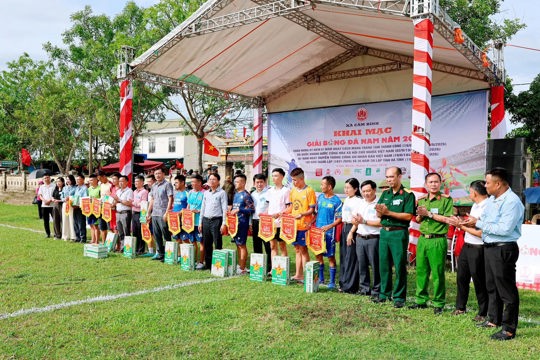 Xã Cẩm Bình khai mạc Giải bóng đá nam 11 người toàn xã năm 2026