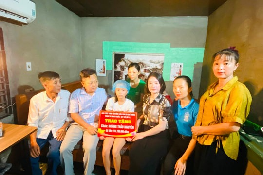 Thăm hỏi, trao quà cho em Hoàng Thảo Nguyên đang điều trị u não 
