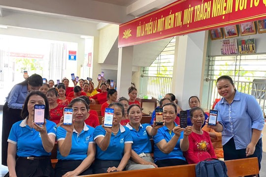 Hội LHPN xã Cẩm Bình ra mắt Câu lạc bộ " Gia đình số" tại thôn Tân Vĩnh Cần