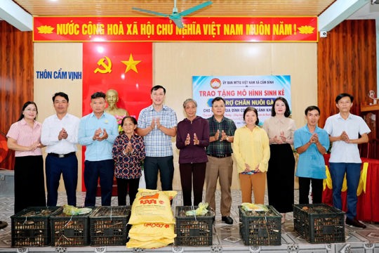 Xã Cẩm Bình trao mô hình sinh kế hỗ trợ 26 hộ gia đình khó khăn