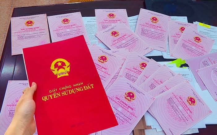 UBND xã công khai sanh sách kiểm tra hồ sơ đăng ký, cấp giấy chứng nhận