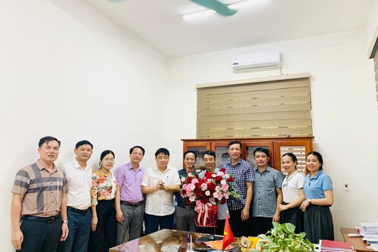 Lãnh đạo xã Cẩm Bình chúc mừng kỷ niệm 101 năm ngày Báo chí cách mạng Việt Nam 