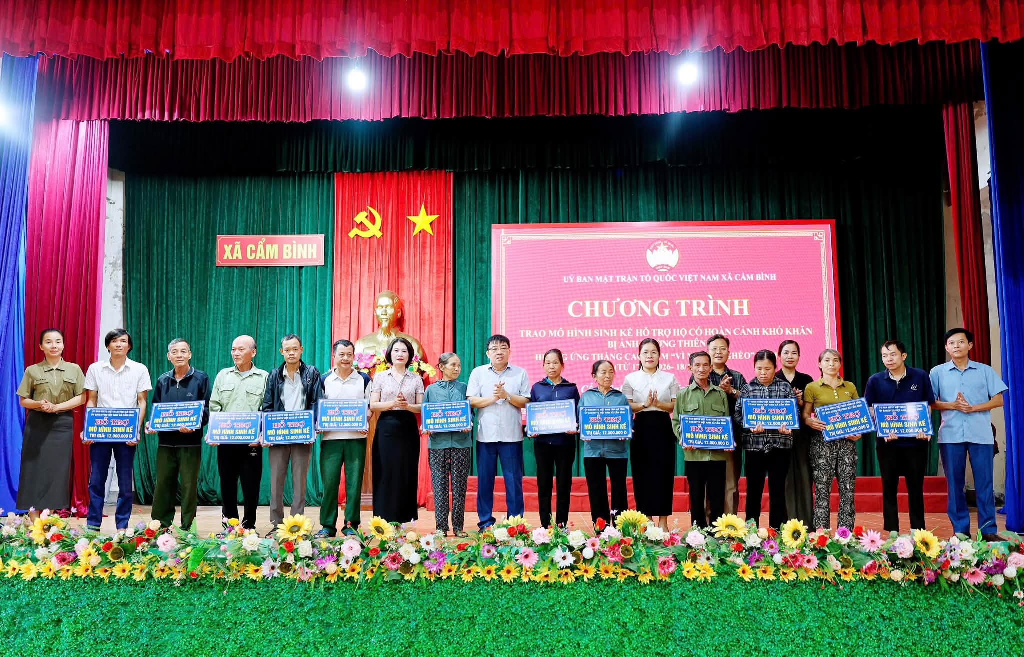 Cẩm Bình trao 144 triệu đồng hỗ trợ mô hình sinh kế cho các hộ có hooàn cảnh khó khăn