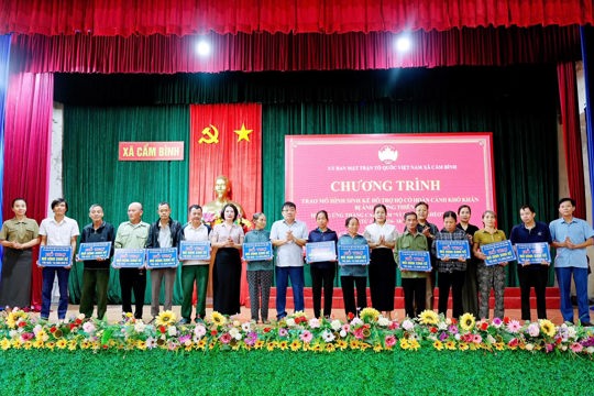 Cẩm Bình trao 144 triệu đồng hỗ trợ mô hình sinh kế cho các hộ có hooàn cảnh khó khăn