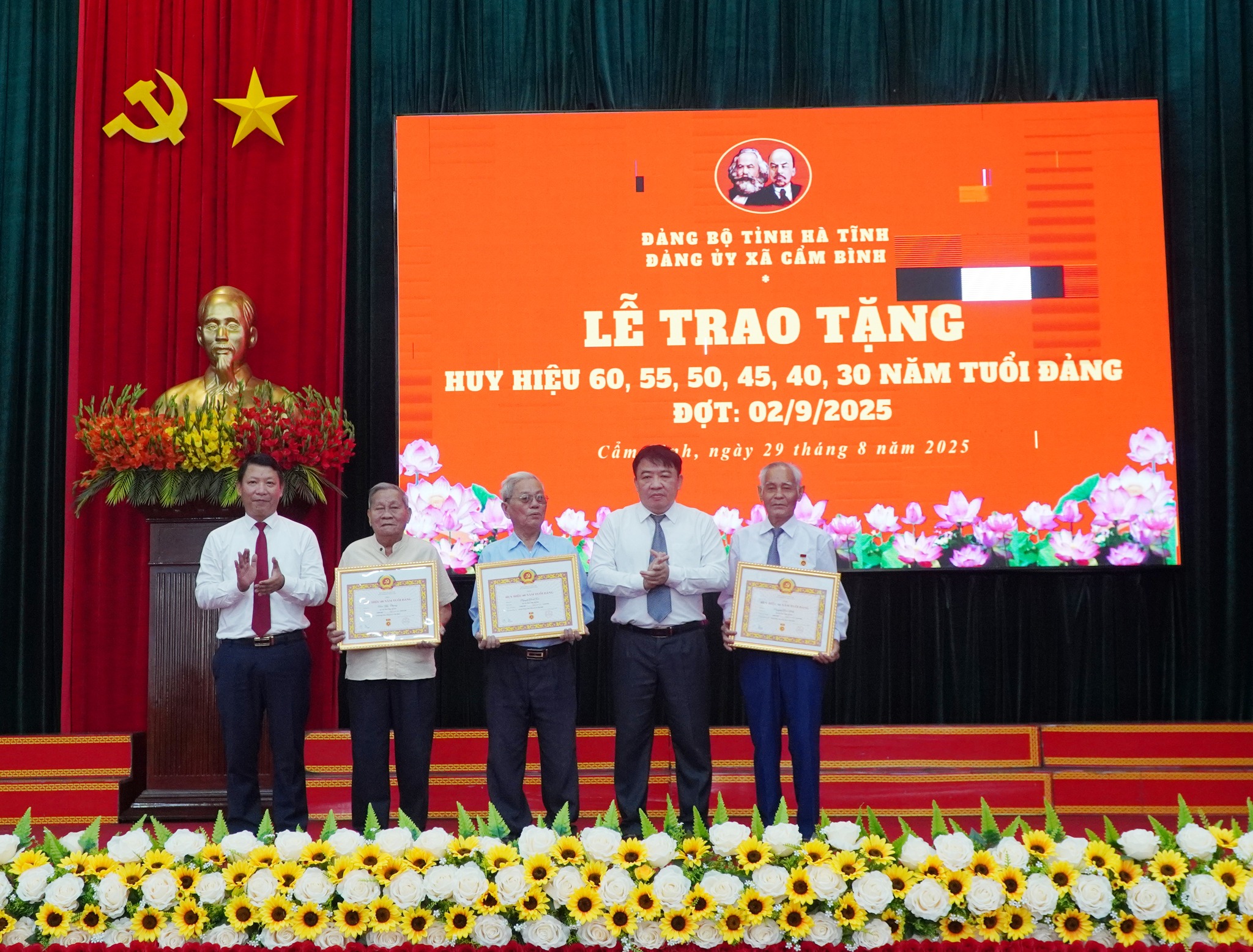 44 ĐẢNG VIÊN CỦA ĐẢNG BỘ XÃ CẨM BÌNH NHẬN HUY HIỆU ĐẢNG