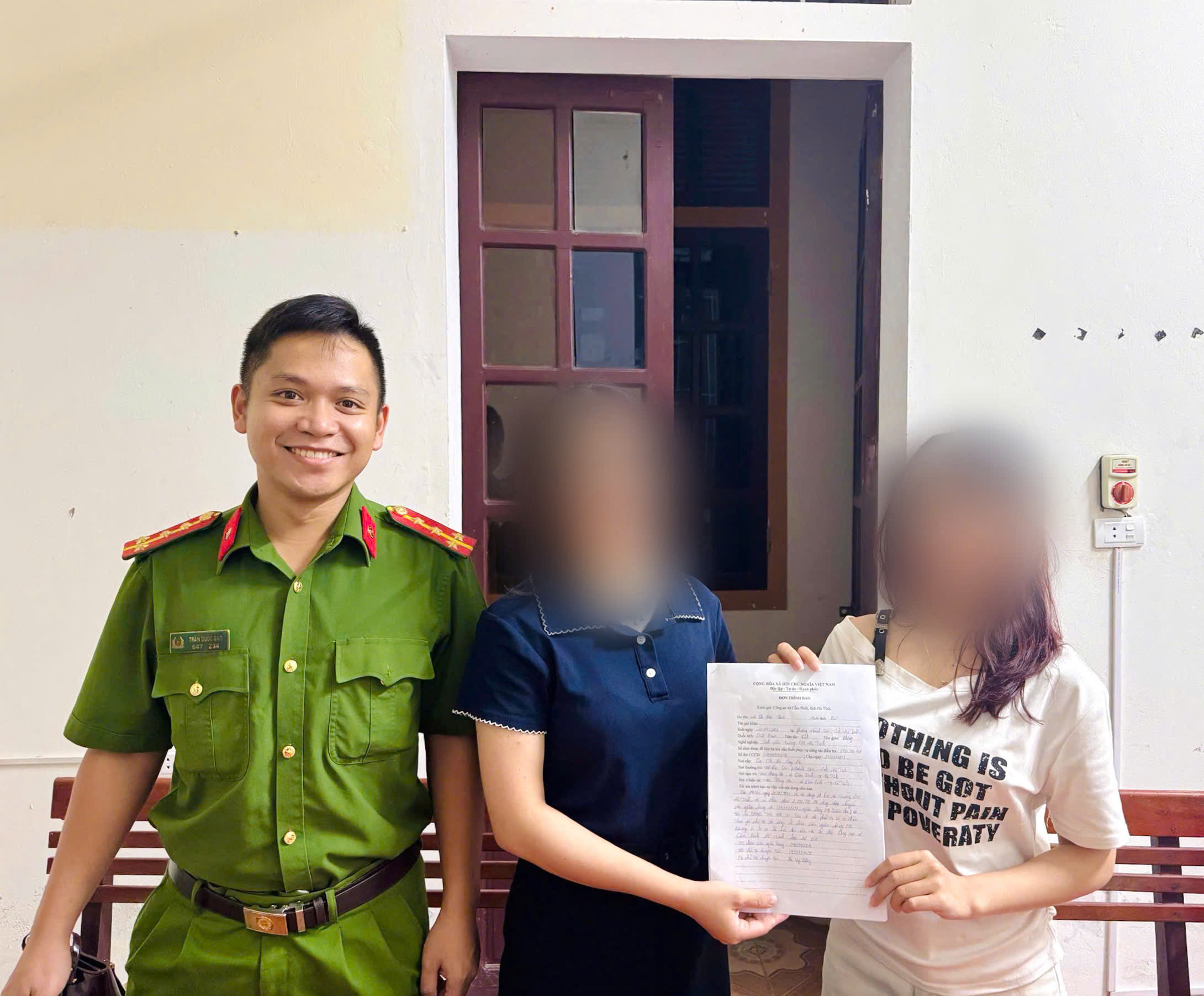CÔNG AN XÃ CẨM BÌNH, TỈNH HÀ TĨNH HỖ TRỢ TRẢ LẠI 02 TỶ ĐỒNG CHO NGƯỜI CHUYỂN NHẦM TÀI KHOẢN 