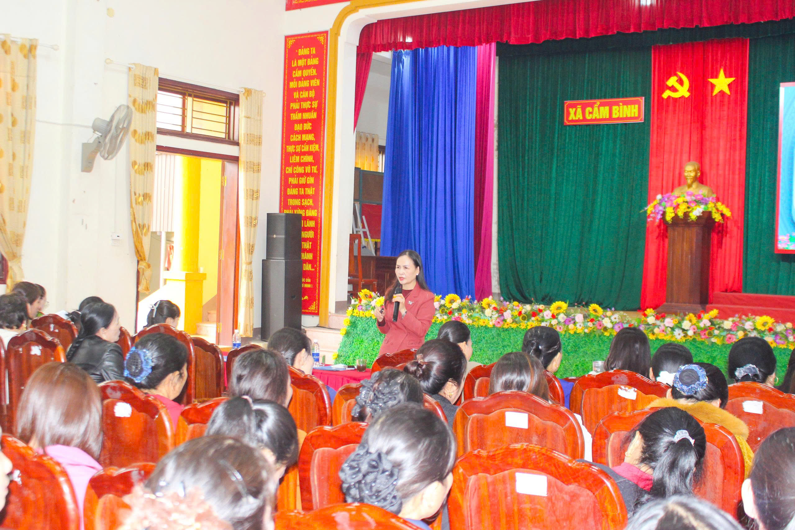 HỘI LHPN XÃ CẨM BÌNH TỔ CHỨC HỘI NGHỊ HỌC TẬP, QUÁN TRIỆT NGHỊ QUYẾT ĐẠI HỘI PHỤ NỮ TỈNH LẦN THỨ XVII 