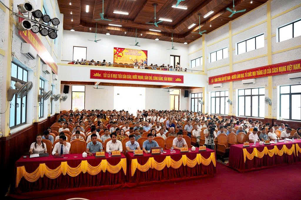 Hội nghị quán triệt, học tập nghị quyết Đại hội Đảng bộ xã lần thứ I, nhiệm kỳ 2025-2030 và các chỉ thị, nghị quyết của cấp trên; thông tin tình hình thời sự trong nước quốc tế