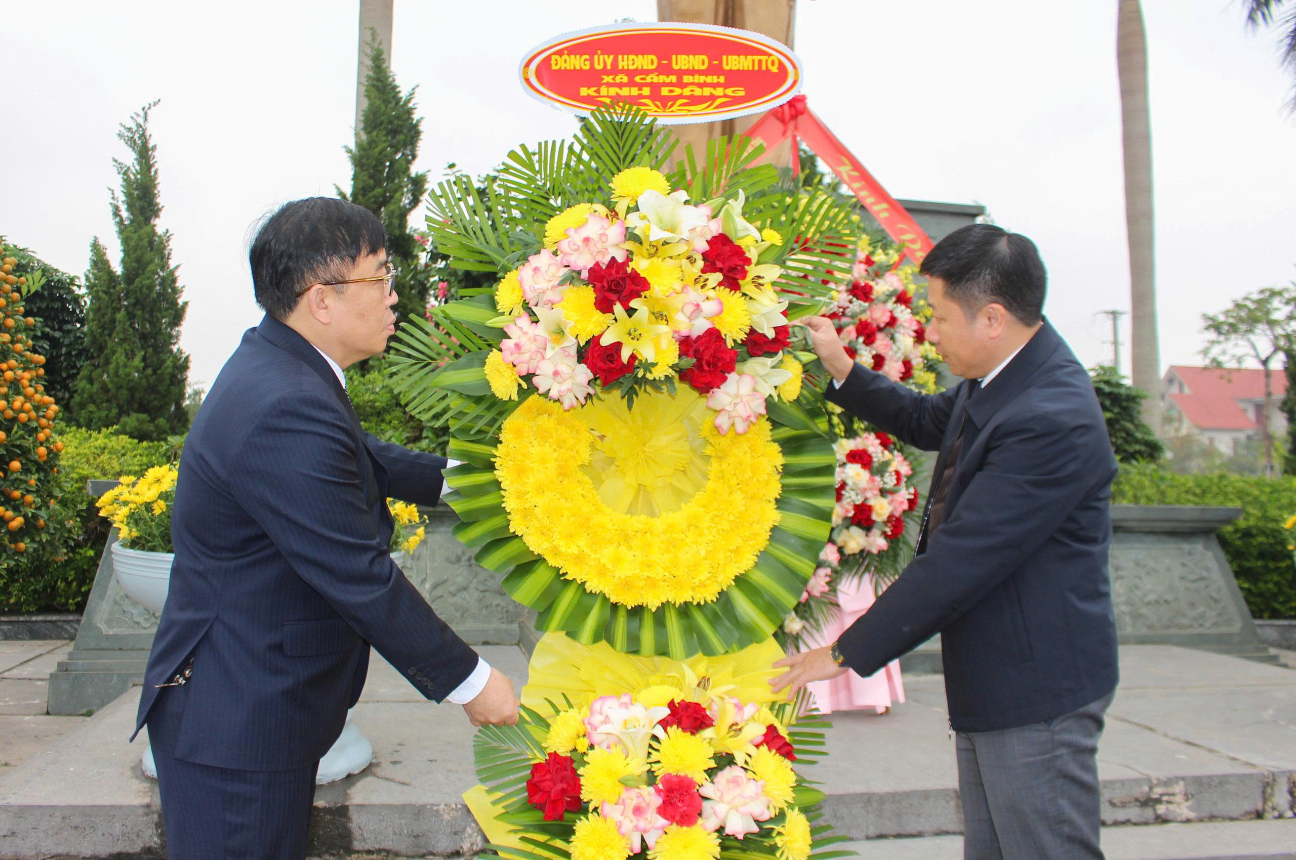 LÃNH ĐẠO XÃ CẨM BÌNH DÂNG HƯƠNG TẠI CÁC ĐỊA CHỈ ĐỎ NHÂN KỶ NIỆM 96 NĂM NGÀY THÀNH LẬP ĐẢNG CỘNG SẢN VIỆT NAM (3/2/1930-32/2026). MỪNG XUÂN BÍNH NGỌ 2026 